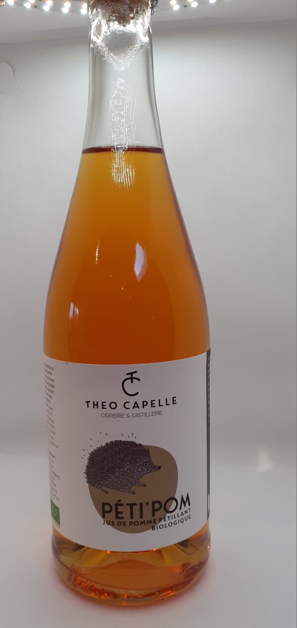 Bouteille de 75 cl de jus de pomme pétillant biologique "Péti'Pom" de la cidrerie Théo Capelle, décorée d'un hérisson.