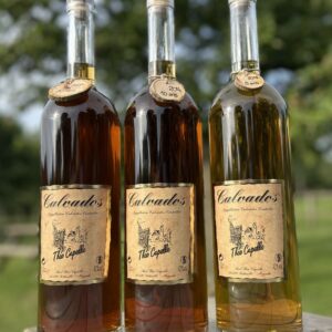 Bouteilles de Calvados de la Cidrerie-Distillerie Théo Capelle, affichant les années de vieillissement.