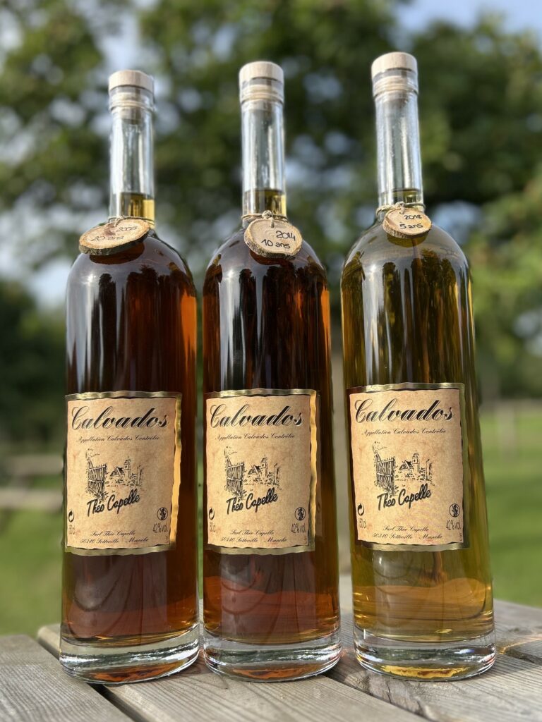 Bouteilles de Calvados de la Cidrerie-Distillerie Théo Capelle, affichant les années de vieillissement.