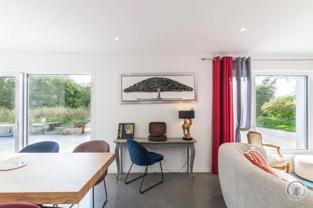 Le gîte - Intérieur moderne et lumineux d'une boutique, avec un mobilier élégant et vue sur la nature environnante.